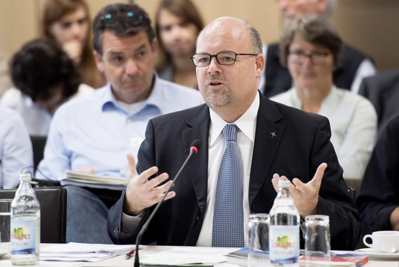 Der Politikwissenschaftler Thomas Grumke (vorne) spricht am 19.09.2016 bei der ersten öffentlichen Sitzung des zweiten NSU-Untersuchungsausschusses im baden-württembergischen Landtag in Stuttgart (Bad ...