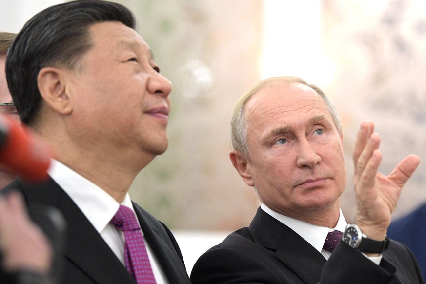 ARCHIV - 05.06.2019, Russland, Moskau: HANDOUT - Wladimir Putin, Präsident von Russland, trifft Xi Jinping, Präsident von China, im Kreml. (zu dpa «Bericht: Putin und Xi wollen wohl beide G20-Gipfel i ...