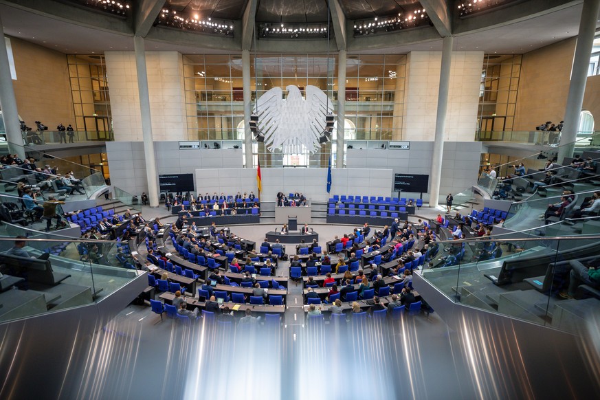 Annalena Baerbock (Bündnis90/Die Grünen), Außenministerin, spricht in der Befragung der Bundesregierung im Plenum im Bundestag.