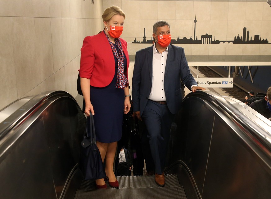 ARCHIV - 25.09.2020, Berlin: Raed Saleh, Vorsitzender der SPD-Fraktion Berlin, und Franziska Giffey (SPD), Bundesfamilienministerin, fahren zusammen im U-Bahnhof Rudow mit der Rolltreppe nach oben. (z ...