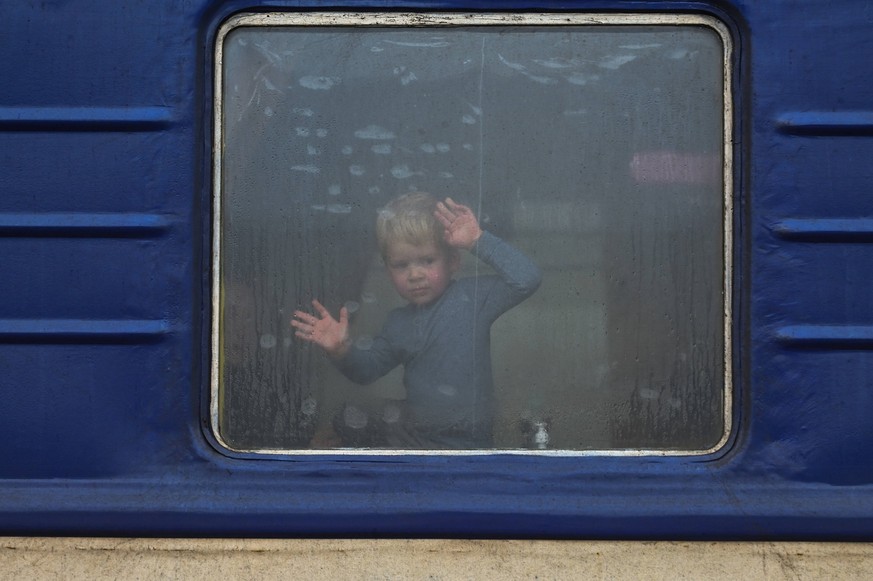 News Bilder des Tages Evacuation Of Civilians From Kherson Continues A young boy looks out the window of an evacuation train from Kherson to Khmelnytskyi at Kherson station, on Sunday, December 18, 20 ...
