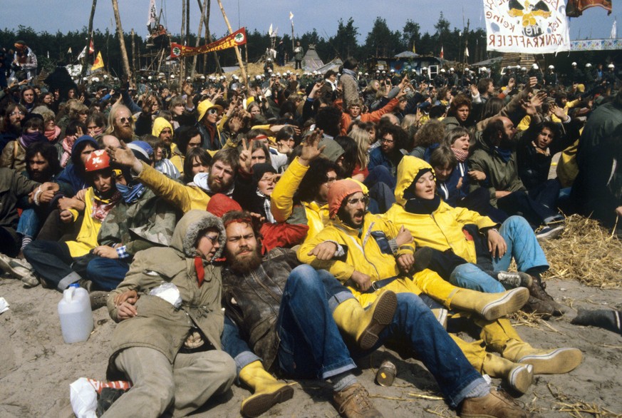 Polizei und Bundesgrenzschutz räumen am 04.06.1980 das Hüttendorf der &quot;Republik Freies Wendland&quot; nahe Gorleben, das Atomkraftgegner aus Protest gegen das geplante Atommüll-Lager neben der Ti ...