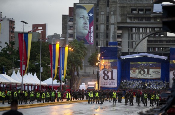 Venezuela's Bolivarian National guards officers occupy the Bolivar Avenue where the government said that a drone armed with explosives detonated near Venezuelan President Nicolas Maduro in Caracas, Ve ...