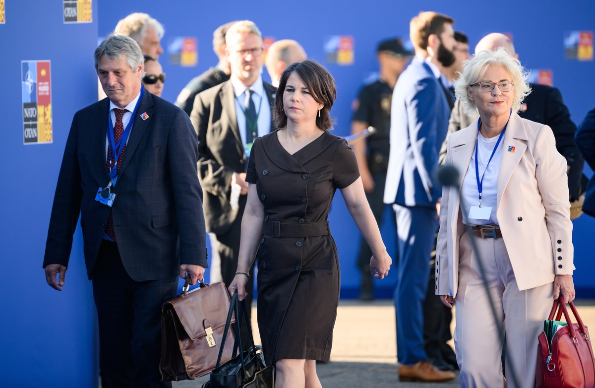 29.06.2022, Spanien, Madrid: Annalena Baerbock (M, Bündnis 90/Die Grünen), Außenministerin, und Christine Lambrecht (r, SPD), Bundesministerin der Verteidigung, kommen zusammen mit Rüdiger König, Stän ...