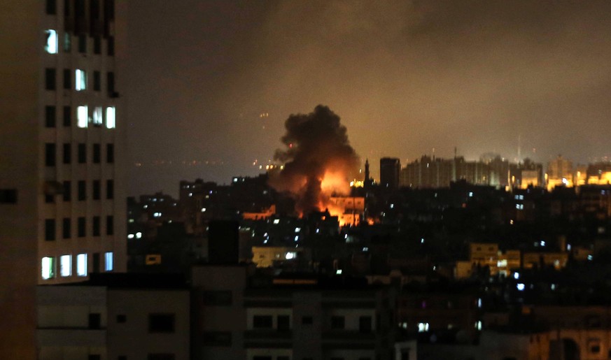 Rauch und Flammen steigen während eines israelischen Luftangriffs auf ein Gebäude in der Stadt Gaza am Samstag auf.