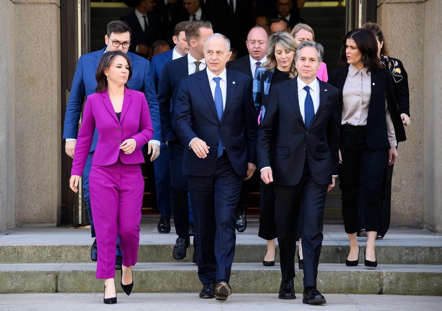 Annalena Baerbock (l, Bündnis 90/Die Grünen), Außenministerin von Deutschland, kommt zusammen mit Mircea Geoana (M), stellvertretender Nato-Generalsekretär, Antony Blinken (r), Außenminister der USA,  ...