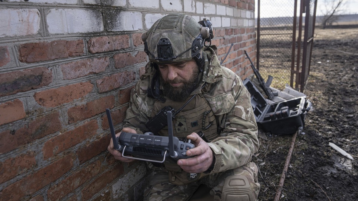 03.03.2023, Ukraine, Bachmut: Ein ukrainischer Soldat alias Zakhar schaut auf den Bildschirm einer ferngesteuerten Drohne während der Kämpfe an der Frontlinie in der Nähe von Bachmut. Foto: Evgeniy Ma ...