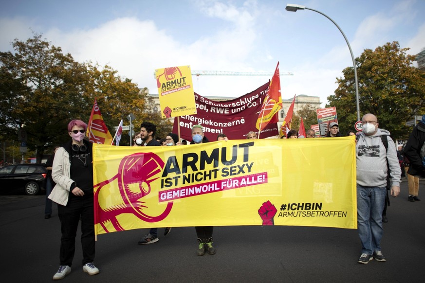 Demo Solidarischer Herbst DEU, Deutschland, Germany, Berlin, 22.10.2022 Aktivisten von Ich Bin Armutsbetroffen mit Transparent Armut ist nicht sexy auf der Demonstration und Kundgebung der sozialen Be ...
