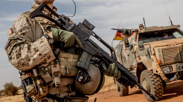 ARCHIV - 13.11.2018, Mali, Gao: Ein Soldat der Bundeswehr steht mit einem Sturmgewehr vom Typ G36 am Flughafen nahe des St