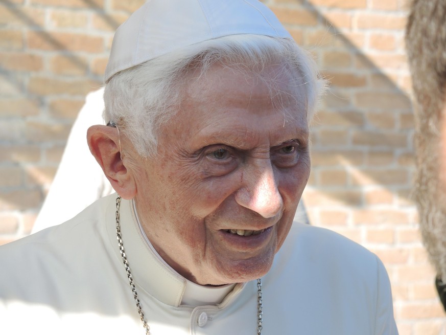 Der emeritierte Papst Benedikt XVI ist am 17.04.2017 vor dem Kloster Mater Ecclesiae in den Vatikanischen Gärten im Vatikan zu sehen. Benedikt feiert seinen 90. Geburtstag und bekam dazu am Ostermonta ...