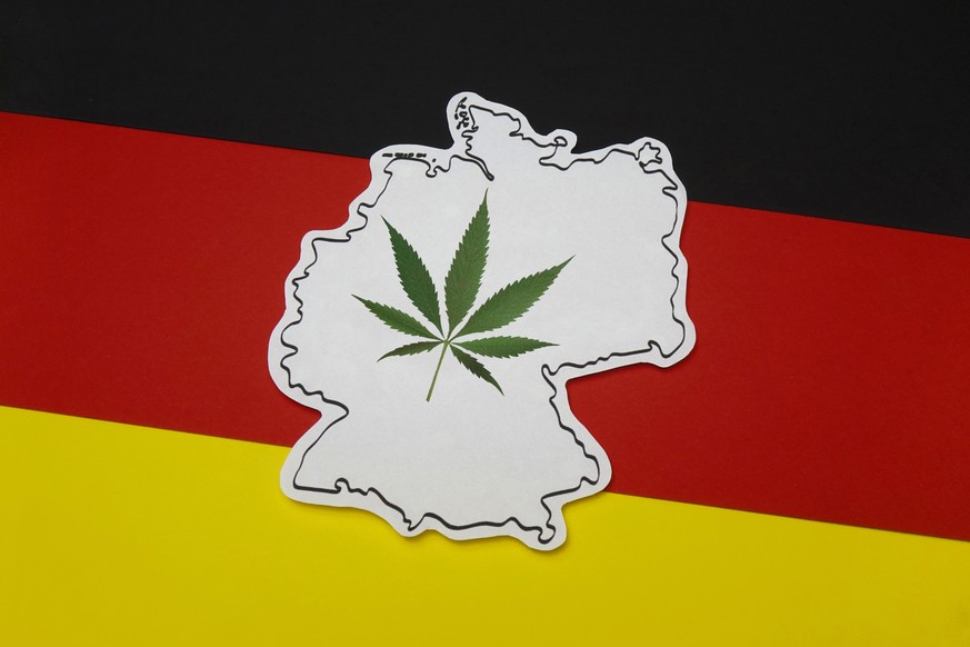 19.11.2021, Borkwalde, Brandenburg, Auf einer Deutschlandfahne liegt ein Deutschlandumriss mit einem Hanfblatt.