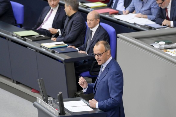 Olaf Scholz und Friedrich Merz in der 40. Sitzung des Deutschen Bundestages im Reichstagsgeb�ude. Berlin, 01.06.2022 *** Olaf Scholz and Friedrich Merz at the 40 session of the German Bundestag in the ...