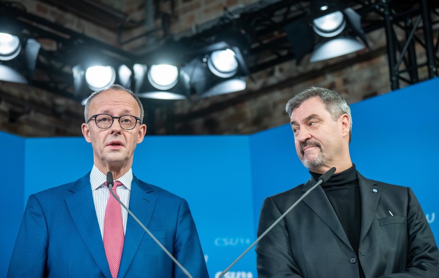 17.12.2024, Berlin: Friedrich Merz (l), CDU-Bundesvorsitzender und CDU/CSU-Fraktionsvorsitzender im Bundestag, spricht neben Markus Söder, (CSU), Ministerpräsident von Bayern und CSU-Vorsitzender, bei ...