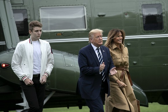 News Bilder des Tages August 16, 2020, Washington, District of Columbia, USA: United States President Donald J. Trump, center, son Barron Trump, left, and First Lady Melania Trump walk on the South La ...