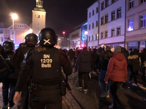 Ein Protestmarsch setzt sich nach Ende der offiziellen Veranstaltung in Bewegung.