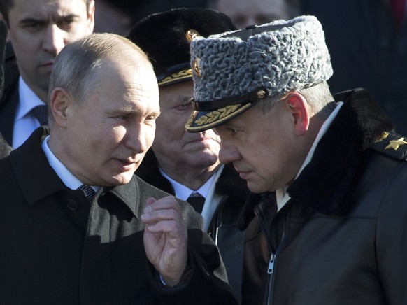 Wladimir Putin (l.) und Verteidigungsminister Sergej Schoigu.