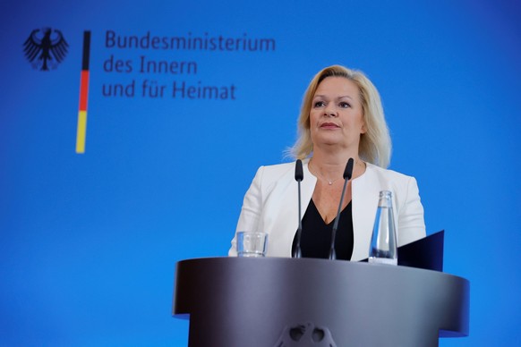 Deutschland, Berlin, Pressestatement von Bundesinnenministerin Nancy Faeser zum Gesetzespaket zur Anpassung von Daten
