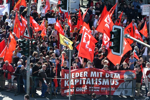 Mitglieder der DKP demonstrieren bei der offiziellen Enthüllung der Karl-Marx Statue