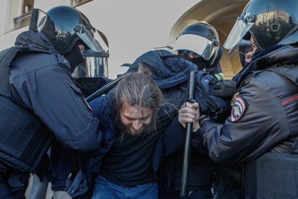 Im Frühjahr haben russische Polizist:innen Anti-Kriegs-Proteste in russischen Städten gewaltsam beendet.