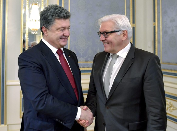 epa04494261 Ukrainian President Petro Poroshenko (L) welcomes German Foreign Minister Frank-Walter Steinmeier during their meeting in Kiev, Ukraine, 18 November 2014. Steinmeier defended the Ukraine p ...