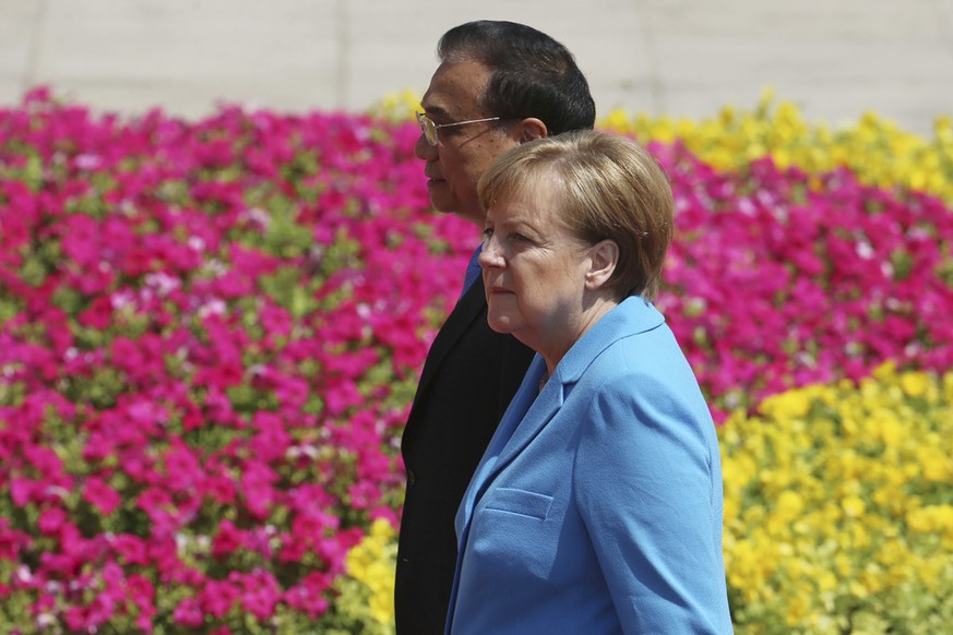 Chinese Premier Li Keqiang, left, and German Chancellor Angela Merkel attend a welcoming ceremony at the Great Hall of the People in Beijing Thursday, May 24, 2018. (Wu Hong/Pool Photo via AP)