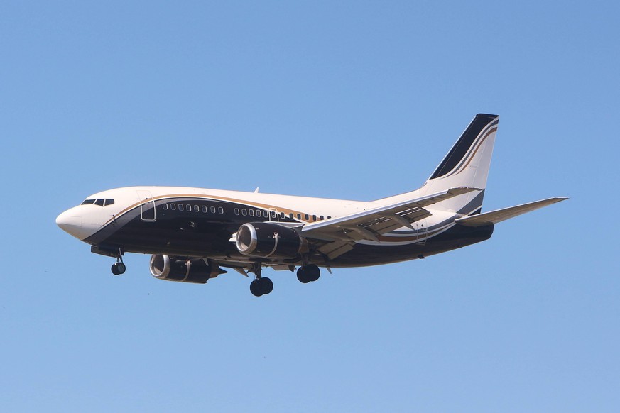 Boeing 737-500 mit LY-KLJ der Private Jet Charter beim Landeanflug am Flughafen Frankfurt, Hessen, Deutschland *** Boeing 737 500 with LY KLJ of the Private Jet Charter during landing approach at Fran ...