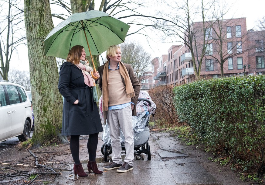 Katharina Fegebank, Zweite Bürgermeisterin und Spitzenkandidatin von Bündnis 90/Die Grünen und ihr Lebensgefährte Mathias Wolff vor einem Wahllokal.