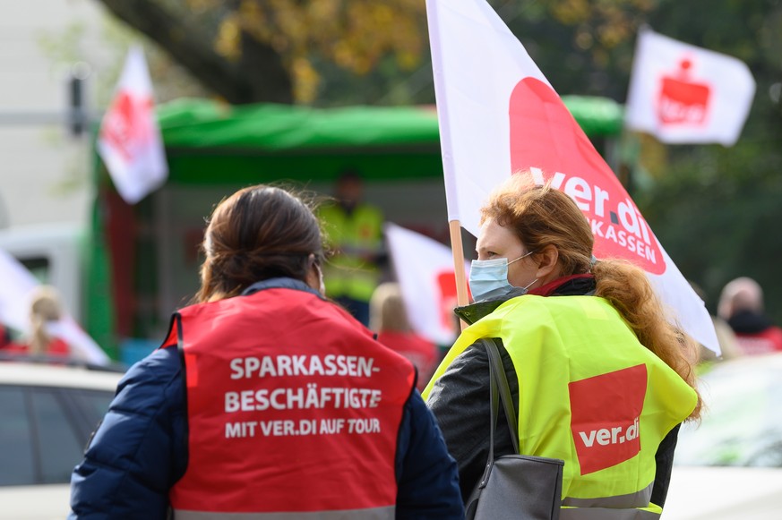 21.10.2020, Sachsen, Dresden: Teilnehmer eines ganzt