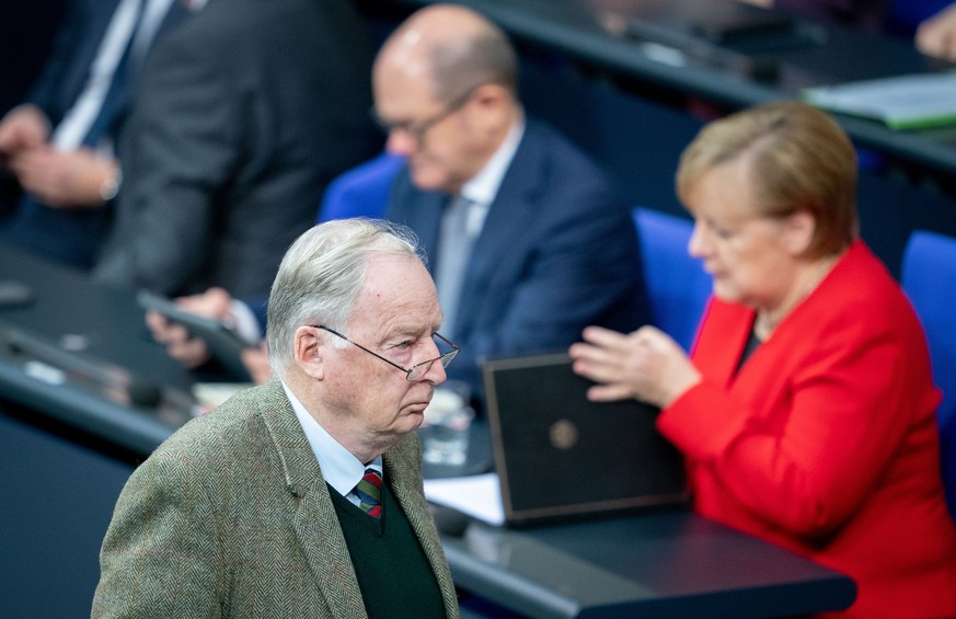 Alexander Gauland im Bundestag. Im Hintergrund die Bundeskanzlerin.