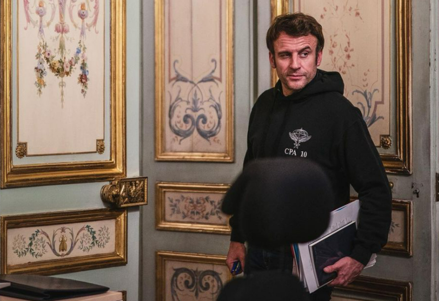 Der französische Präsident Emmanuel Macron hat sich in beim Arbeiten im Élyséepalast in Hoodie und Jeans fotografieren lassen.     