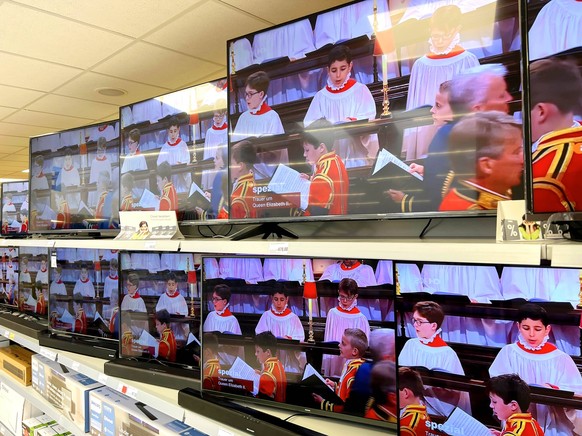 19.09.2022, Der Tod der Queen von England, TV-Live-Übertragung im ZDF der Beisetzung der Englischen Königin Queen Elizabeth II. Milliarden Menschen in aller Welt sitzen heute am Fernseher, hier zeigt ...