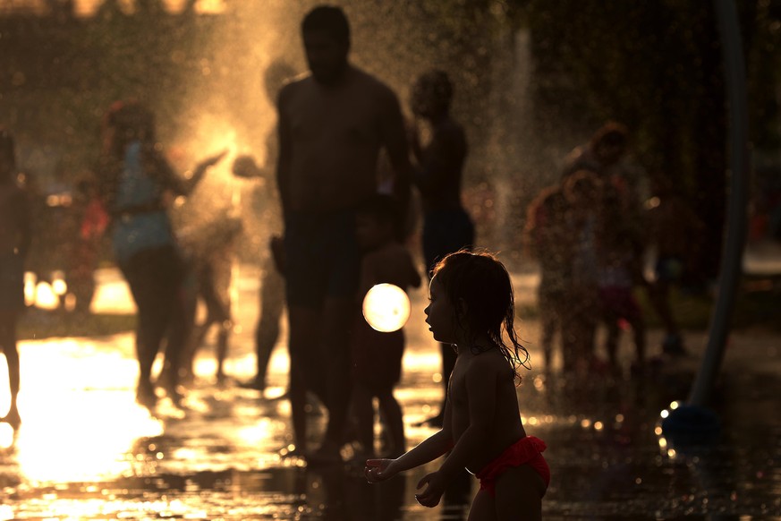 Madrid, Spain; 12.06.2022.- Many people, mostly immigrants, go to the sources and areas such as the one popularly known as Playa de Madrid on the Manzanares River these days due to a warning of risk d ...