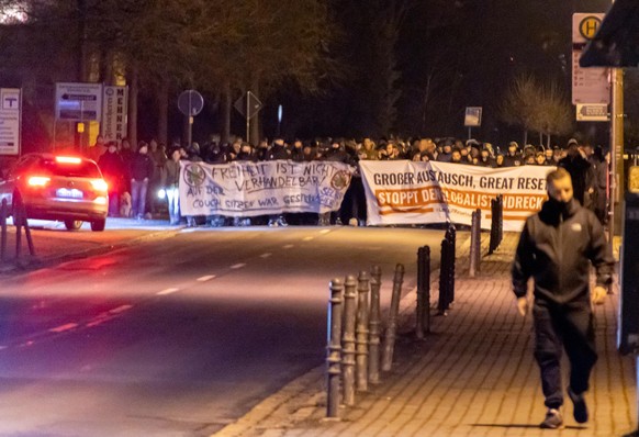 Einige hundert Menschen protestieren bei einem sogenannten &quot;Abendspaziergang&quot; in Zwönitz im Erzgebirgskreis am ersten Tag des Jahres gegen die Maßnahmen zur Eindämmung der Corona-Pandemie. I ...