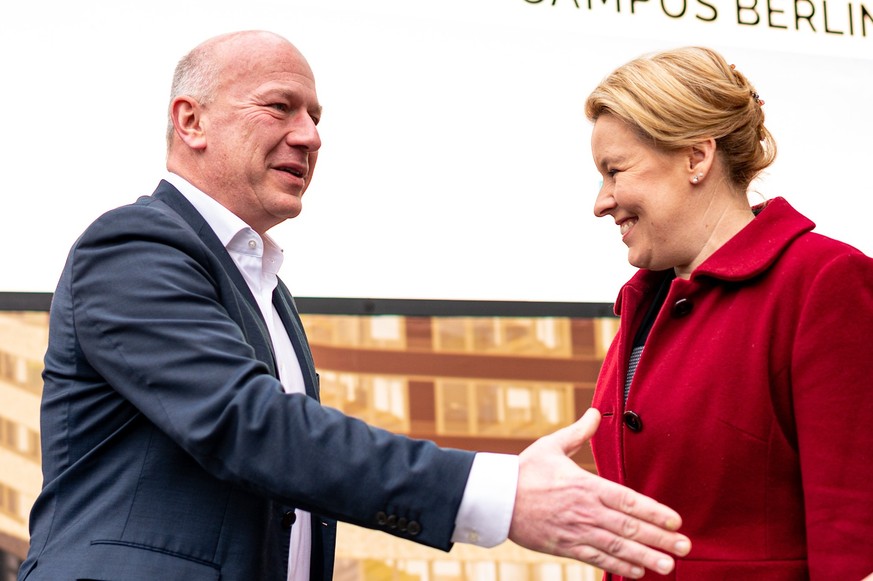 ARCHIV - 20.02.2023, Berlin: Franziska Giffey (SPD), Regierende Bürgermeisterin von Berlin, und Kai Wegner, Spitzenkandidat der CDU, kommen zu Sondierungsgesprächen auf dem EUREF-Campus. Die SPD in Be ...