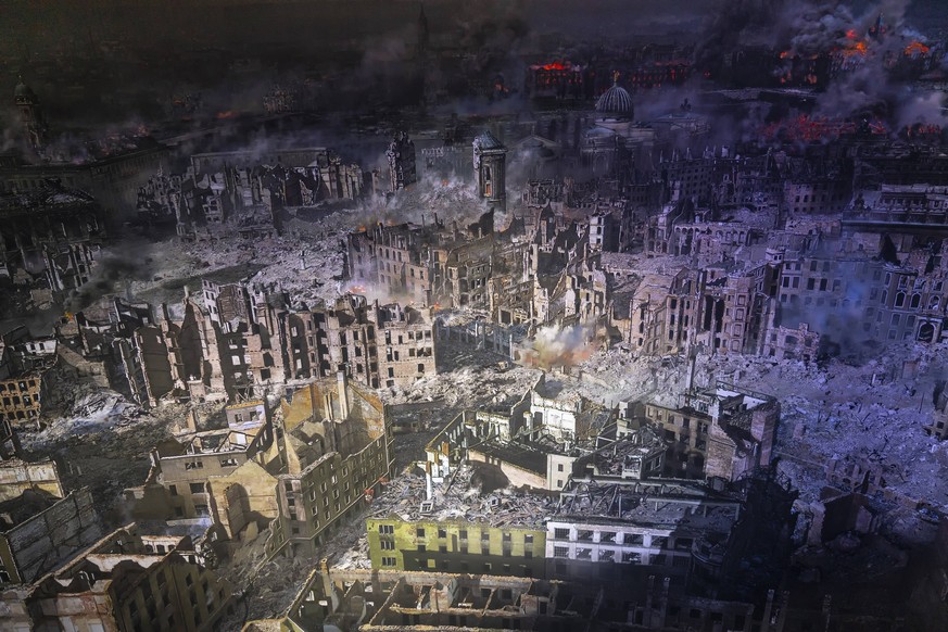Ein 360-Grad-Panoramabild vom Künstler Yadegar Asisi zeigt die zerstörte Innenstadt Dresdens nach den Bombenangriffen am 13. und 14. Februar 1945.