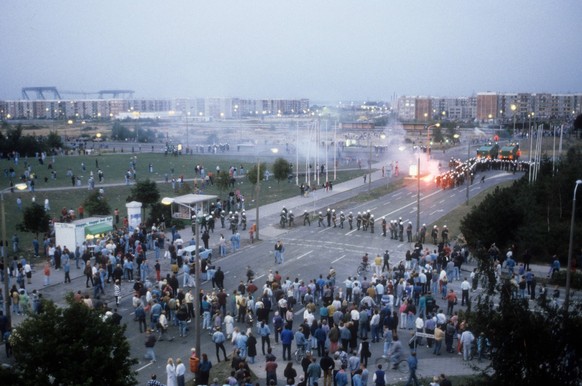 Reportage Ausschreitungen Rostock Lichtenhagen 1992, Polizei rückt an und sperrt das Gebiet großräumig ab