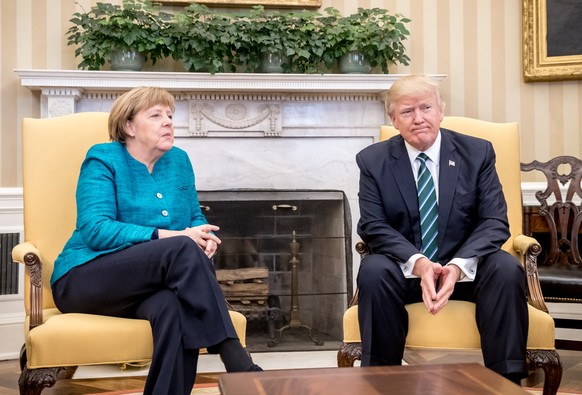 ARCHIV - 17.03.2017, USA, Washington: Bundeskanzlerin Angela Merkel (CDU) sitzt neben US-Präsident Donald Trump vor Beginn des Gesprächs im Oval Office. Merkel traf mit Trump erstmals im Weißen Haus z ...