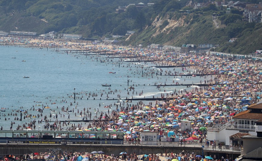 Summer weather June 25th 2020. Crowds gather on the beach in Bournemouth as Thursday could be the UK's hottest day of the year with scorching temperatures forecast to rise even further. Picture date:  ...