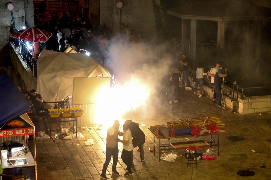 News Bilder des Tages 210509 -- JERUSALEM, May 9, 2021 -- A stun grenade explodes during clashes amid tension outside the Damascus Gate of Jerusalem s Old City on May 8, 2021. At least 64 Palestinians ...