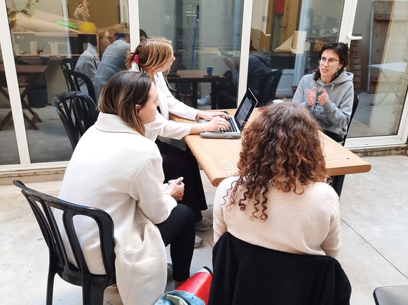 Anna Peters mit ihrem Team von Fiscal Feminist Hub in Barcelona bei Aadas, einer Organisation, die sich für Gewaltschutz und Opfer von Gewalt einsetzt.