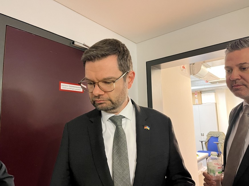 04.11.2022, Ukraine, Kiew: Marco Buschmann (FDP, l), Bundesminister der Justiz, betritt den Luftschutzkeller der deutschen Botschaft, nachdem Luftalarm ertönte. Buschmann ist erstmals seit Beginn des  ...