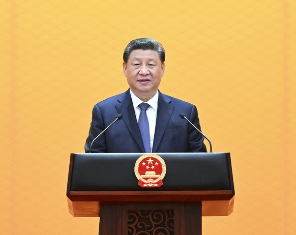 220205 -- BEIJING, Feb. 5, 2022 -- Chinese President Xi Jinping gives a toast at a banquet to welcome distinguished guests from around the world who attended the opening ceremony of the Beijing 2022 O ...