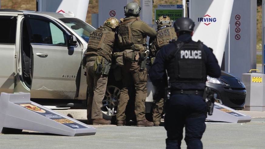 Die kanadische Polizei nimmt am Sonntag einen Mann in Enfield, Nova Scotia, fest.