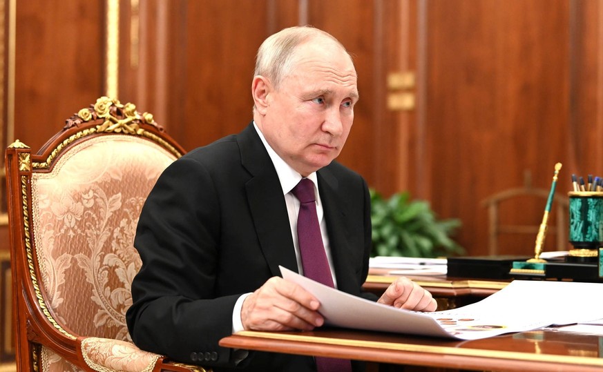 Russian President Vladimir Putin meets with Minister of Natural Resources and Environment Alexander Kozlov Russian President Vladimir Putin meets with Minister of Natural Resources and Environment Ale ...