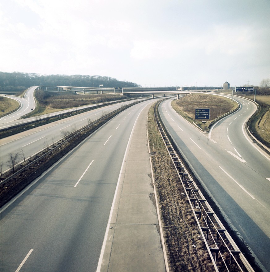 Der an einem normalen Tag stark befahrene BAB-Abzweiger kurz vor Hamburg ist während des Fahrverbotes am 25.11.1973 wie ausgestorben. Wegen der anhaltenden Ölkrise wurde am 25.11.1973 zum ersten Mal i ...