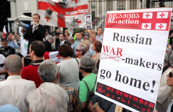2008 protestieren georgische Demonstranten gegen den russischen Militäreinsatz in Georgien.