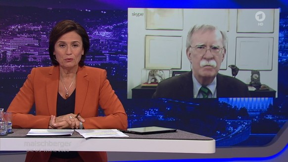 Moderatorin Sandra Maischberger im Gespräch mit John Bolton.