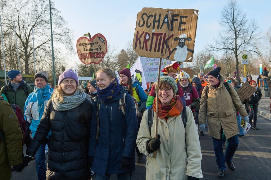 Landwirte sowie Klima-, Umwelt- und Tierschuetzer demonstrieren am Samstag 18.01.2025 in Berlin fuer eine klima- und tiergerechte Landwirtschaft und eine oekologische Wende in der Lebensmittelprodukti ...