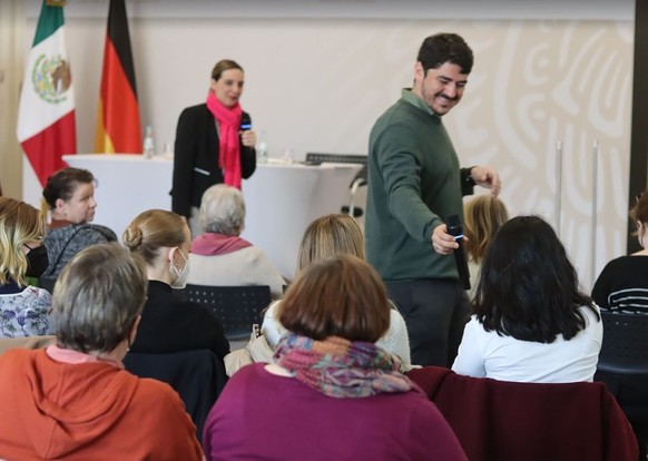 In der mexikanischen Botschaft sprechen die Teilnemehden über feministische Politik.