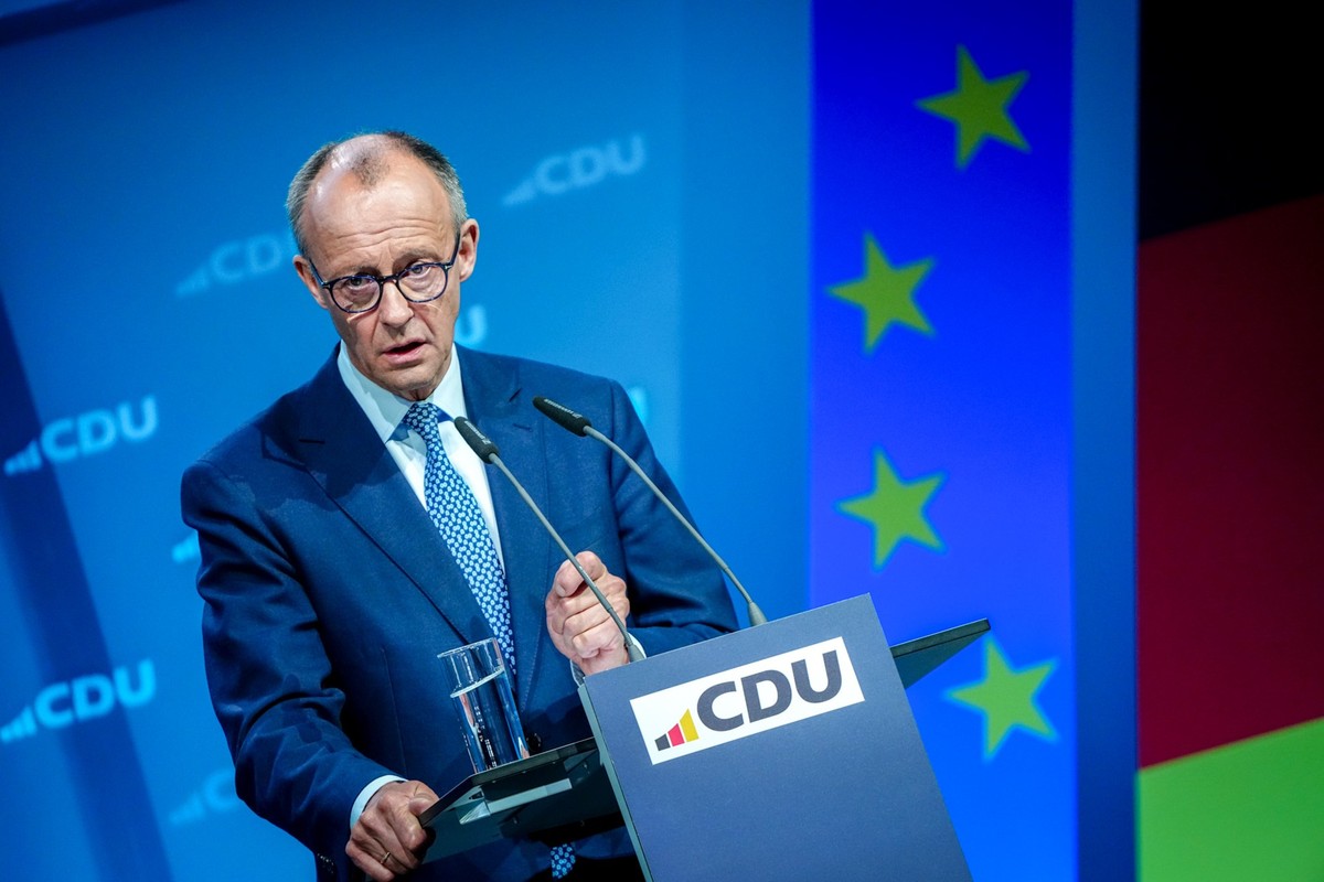 28.04.2025, Berlin: Friedrich Merz, Unions-Kanzlerkandidat und CDU-Bundesvorsitzender, spricht beim Bundesausschuss der CDU. Bei dem kleinen Parteitag der CDU soll die Zustimmung zu einem Koalitionsve ...